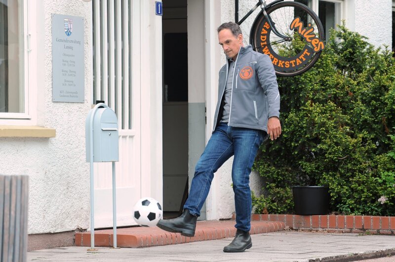 Mike (Harry Blank) übt mit dem Fußball. – Bild: Marco Orlando Pichler /​ BR
