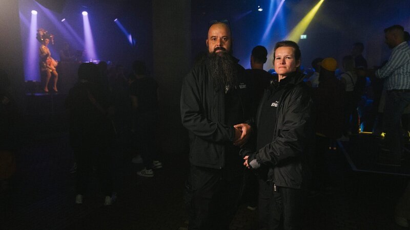 Bei der Arbeit an der Türe sind Jan (l.) und Rica (r.) Kollegen, kein Paar. Rica ist für den Einlass zuständig, Jan für die Sicherheit im Klub. – Bild: 3sat