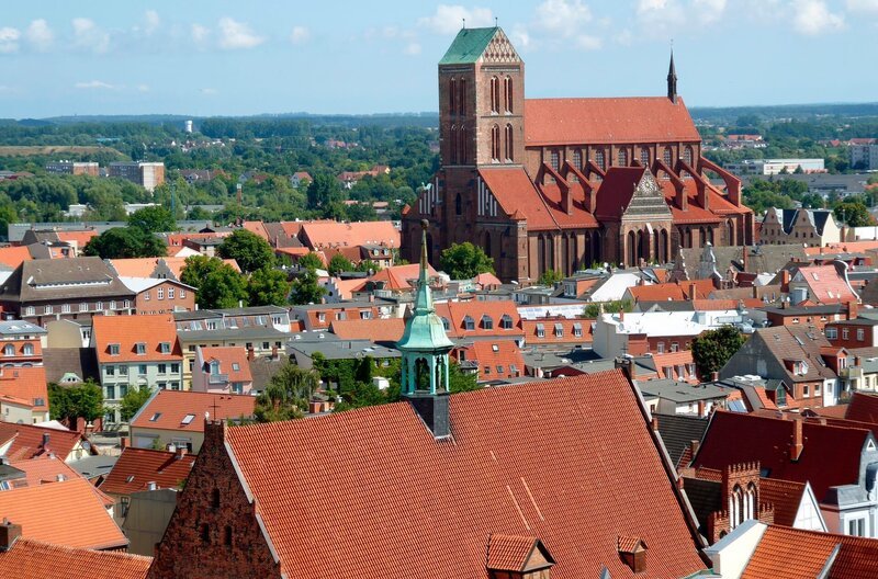 Blick von der Georgenkirche auf die Stadt und Nikolaikirch – Bild: 3sat