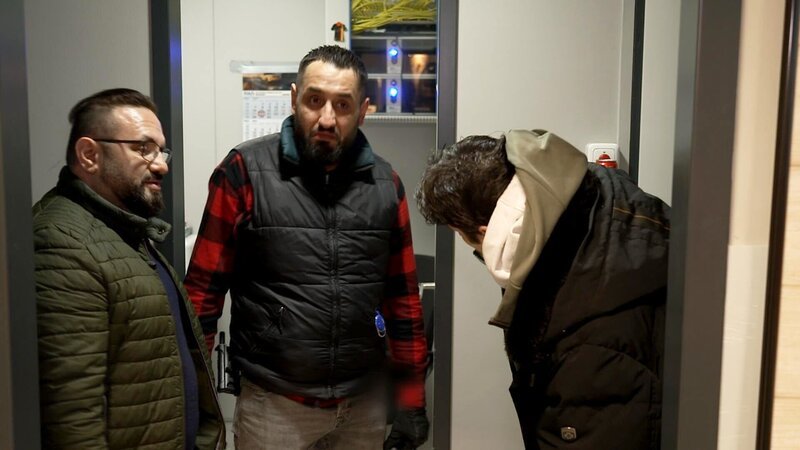 Onur und Hasan stellen einen Ladendieb, der nicht nur Joghurt, sondern auch zwei Geldbörsen dabeihat. – Bild: RTLZWEI