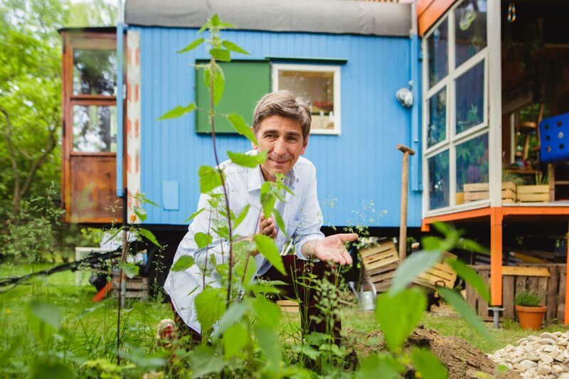 Gerettet. Fritz Fuchs (Guido Hammesfahr) hat die Brennnesseln vor seinem Nachbarn beschützt, der alle vernichten wollte. Die Brennnesseln sind ein gutes Biotop für viele Schmetterlinge rund um den Bauwagen. – Bild: ZDF/​Andrea Hansen Fotografie