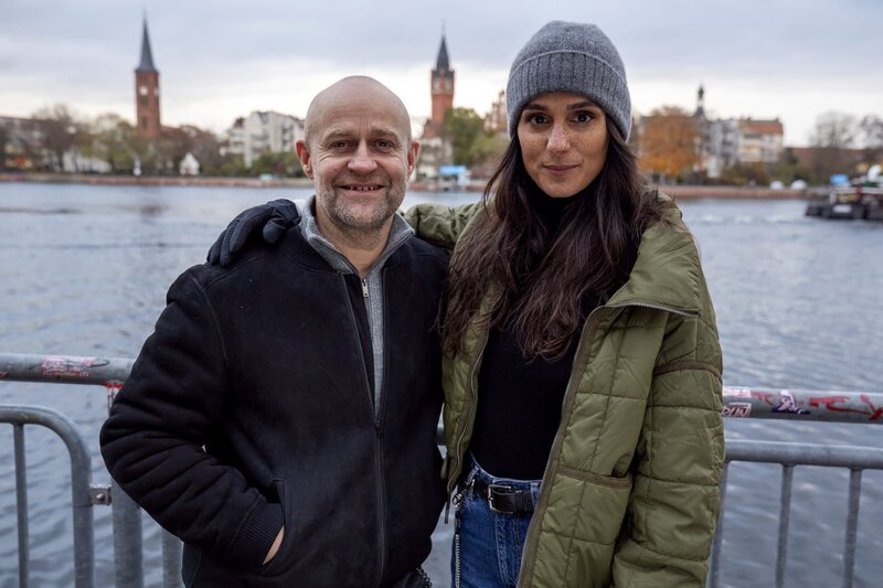 Robert Heffler (Jürgen Vogel) und Mavi Neumann (Aybi Era) – Bild: ZDF und Oliver Feist