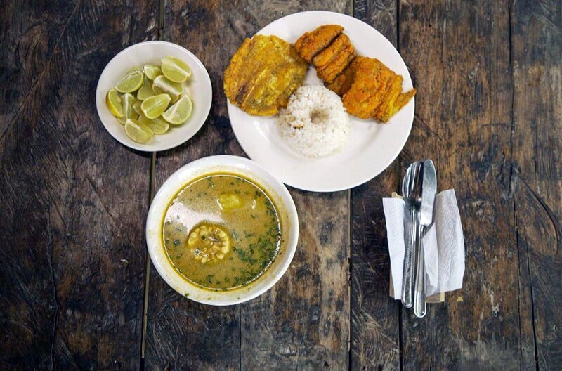 In Kolumbien bereitet Felisa eine Fischsuppe zu. – Bild: Elephant Doc