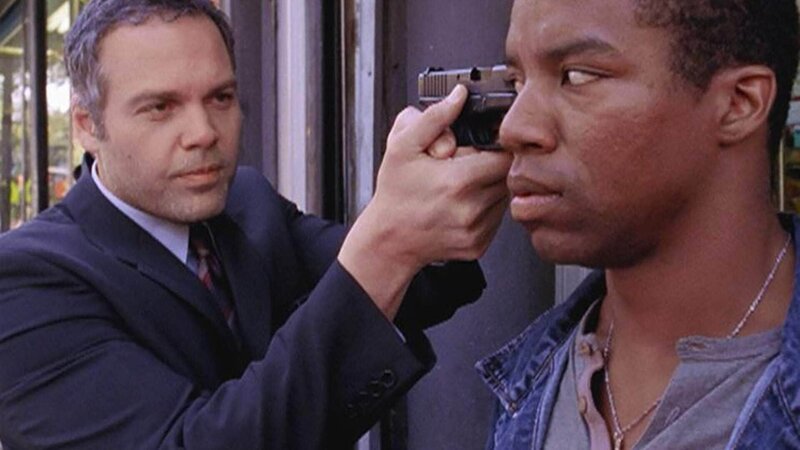 Goren (Vincent D’Onofrio, l.) stellt den gesuchten Jerome Davis (Rodney Hicks). Dieser steht unter dem Verdacht, zwei Undercover-Agenten getötet zu haben. – Bild: TVNOW