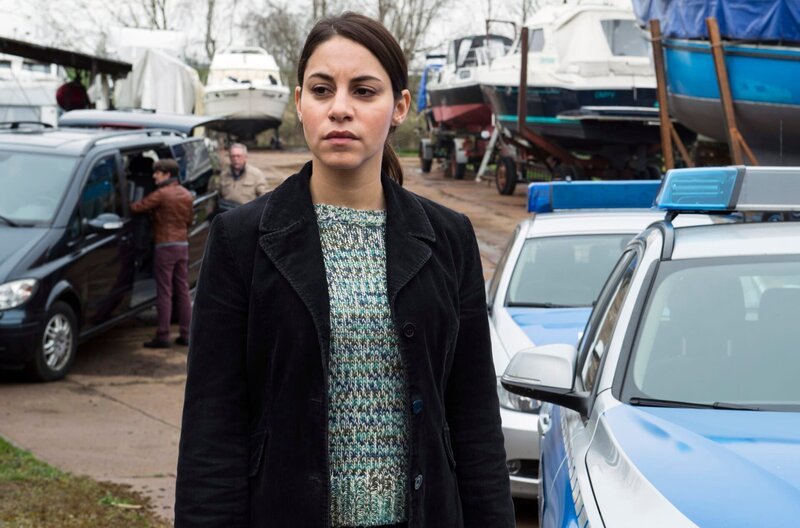 Die junge Kriminalkommissarin Aynur Yldrim (Almila Bagriacik) gehört zum Ermittlerteam. – Foto aus Teil 2 – – Bild: ARD Degeto/​Christine Schröder