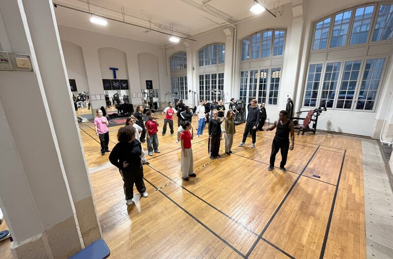 Hip-Hop-Masterclass in der Sporthalle des Lycée Turgot mit Candyman (re.), der selbst an diesem Gymnasium gelernt hat und die Anforderungen an professionelle Hip-Hop-Tänzer kennt – Bild: Yemaya Productions