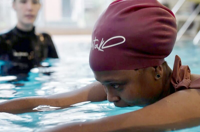 Abiba Guera (re.) hat ein klares Ziel: Sie möchte ihre drei Kinder im Schwimmbad und im Badeurlaub ins Wasser begleiten können und in Notfällen wissen, was zu tun ist. – Bild: Marina Schnieders/​HR