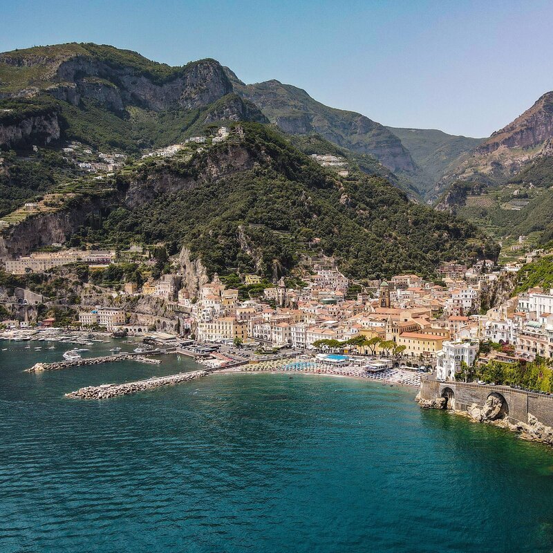 Ein Roadtrip durch Süditalien führt Sarazar und seine Freunde Benni und Max auch an die traumhafte Amalfiküste. – Bild: 3sat