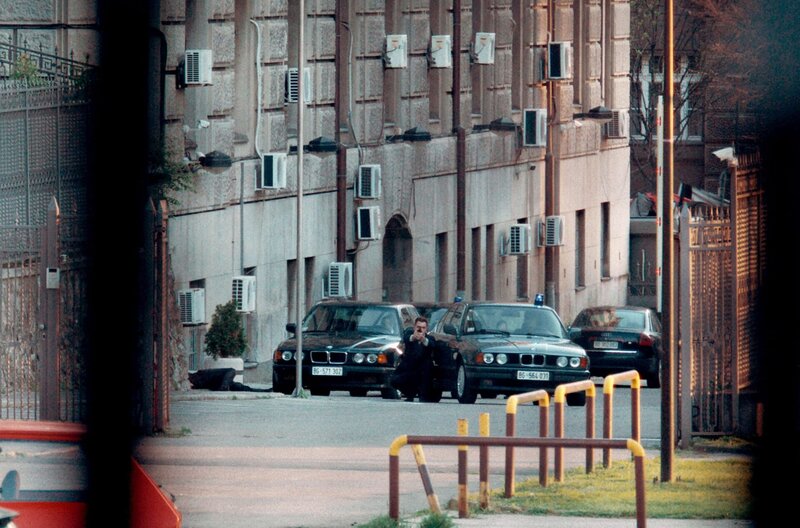 Vergebens versuchen Personenschützer, den ehemaligen Ministerpräsidenten von Serbien, Zoran Đinđić, vor einem Angriff zu bewahren. – Bild: This and That Productions