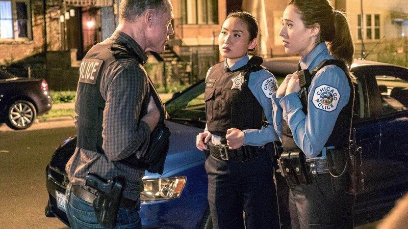 V.l.: Hank Voight (Jason Beghe), Julie Tay (Li Jun Li), Kim Burgess (Marina Squerciati) Die Verwendung des sendungsbezogenen Materials ist nur mit dem Hinweis und Verlinkung auf RTL+ gestattet. – Bild: RTL /​ NBCUniversal