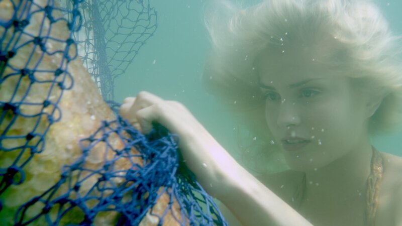 Sirena (Amy Ruffle) hilft Nixie (Ivy Latimer) sich aus dem Fischernetz zu befreien. – Bild: ZDF und (c)2013 Jonathan M. Shiff Productions