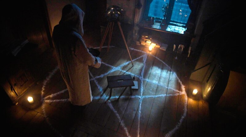 Bevor Nostradamus seine Prophezeiungen treffen kann, zeichnet er ein Pentagramm auf den Boden. Es soll seinen Geist schützen. – Bild: phoenix/​ZDF/​Mārtiņš Jurevics