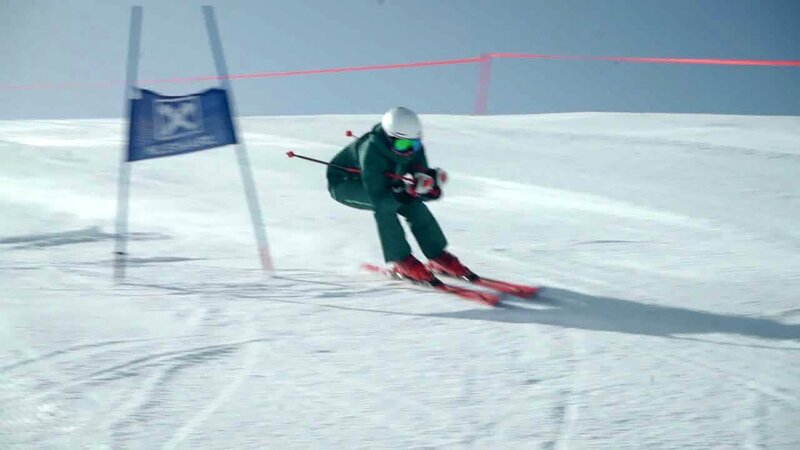 Annemarie Moser-Pröll heute mit ihren Rennskiern aus dem Jahr 1978. – Bild: ORF/​pre tv