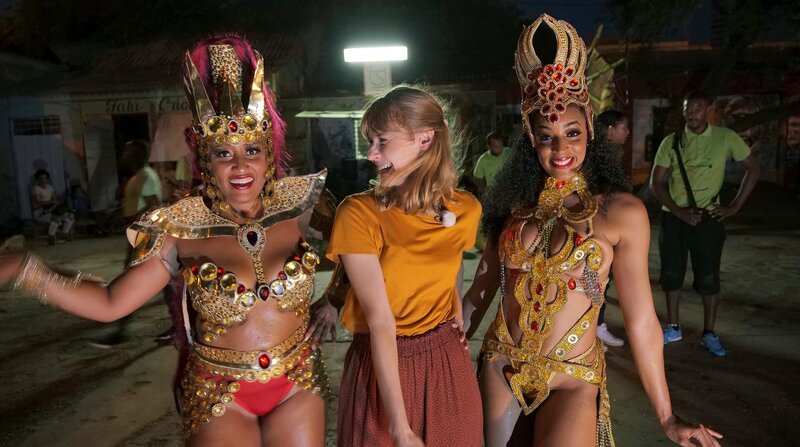 Nina Heins (Mitte) besucht in Mindelo, der zweitgrößte Stadt der Kapverden, die Proben einer Sambagruppe. Mindelo, auf der Insel São Vicente, gilt als die heimliche Hauptstadt. – Bild: 3sat