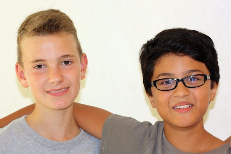 Thore (li.) kocht zusammen mit seinem besten Freund Dimaz (re.) schwäbische Käsespätzle. – Bild: SWR/​Nordisch Filmproduction