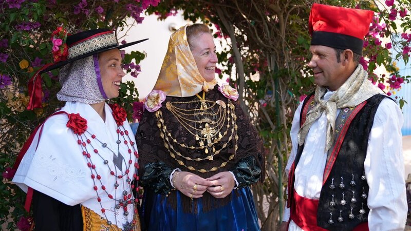 Tänzer der Gruppe Es Xacoters bereiten sich auf einen Ball vor. – Bild: ZDF/​arte, Alexander Hein