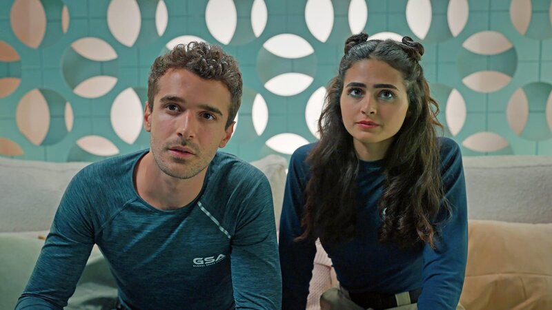 Tom (Shon Amsalem) und Joy (Ofirr Peretz) fragen die KI Simon aus. – Bild: NDR/​Sklan&Ka