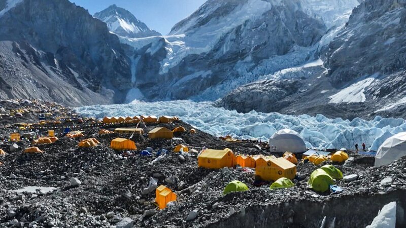 Das Basecamp am Mount Everest ist eine Zeltstadt mit 2000 Personen. – Bild: SRF