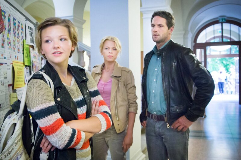 Lukas Hundt (Oliver Franck, r.) und Kristina Katzer (Isabell Gerschke, M.) ermitteln in Jule Katzers (Anna Krajci, l.) Schule. Jules strenger Mathelehrer wurde ermordet. – Bild: NDR/​ARD/​Andreas Wünschirs