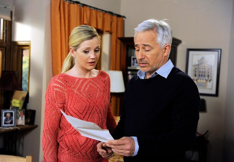 ARD ROTE ROSEN FOLGE 1483, am Montag um 14:10 Uhr im ERSTEN. Thomas (Gerry Hungbauer, r.) und Jule (Kim-Sarah Brandts, l.) sind nach dem ersten Gutachten froh, dass Johannas Garten durch das Öl nicht zu Schaden gekommen ist. – Bild: ARD/​Nicole Manthey