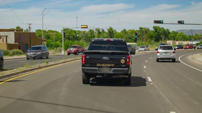 Das Auto des Sheriffs auf der Straße – Bild: Warner Bros. Discovery