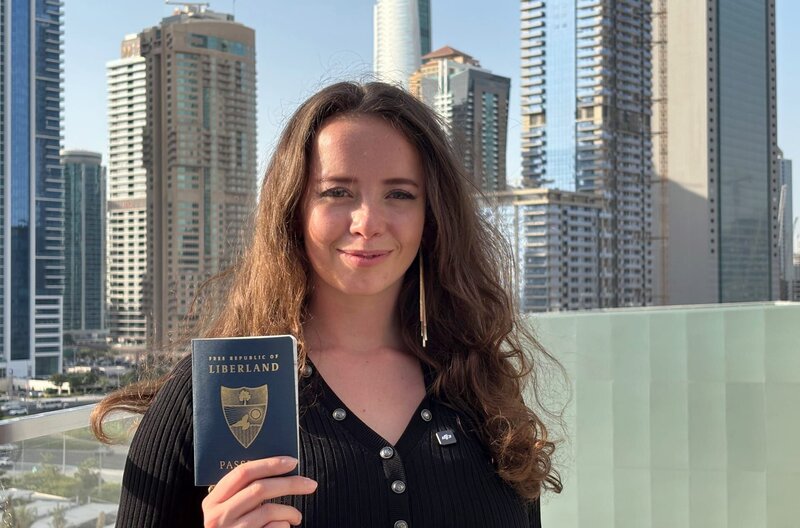 Samuela Davidova ist die Sprecherin des international nicht anerkannten Staats Liberland. – Bild: BR/​Susanne Roser