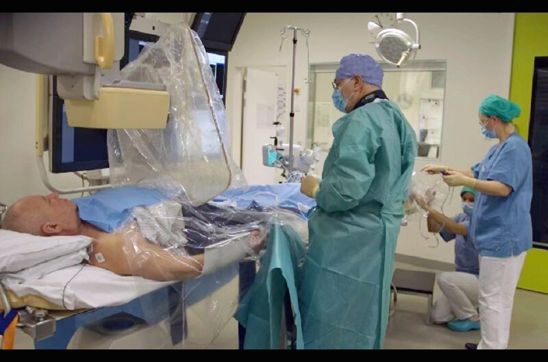 Kardiologe Andreas Franke (Mi.) und sein Team behandeln am Siloah-Klinikum in Hannover einen Herzinfarktpatienten im hauseigenen Katheterlabor. – Bild: Längengrad Filmproduktion/​Dieter Stürmer