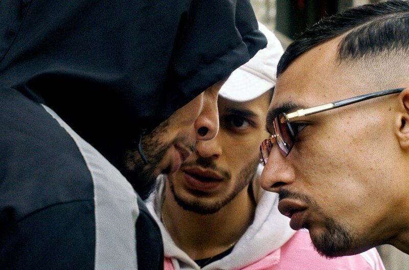 Yanis (Ryad Ferrad, li.), Ayman (Naïm Bakhtiar, Mi.) und Bilel (Tayafe Barka, re.) – Bild: Butternut Productions