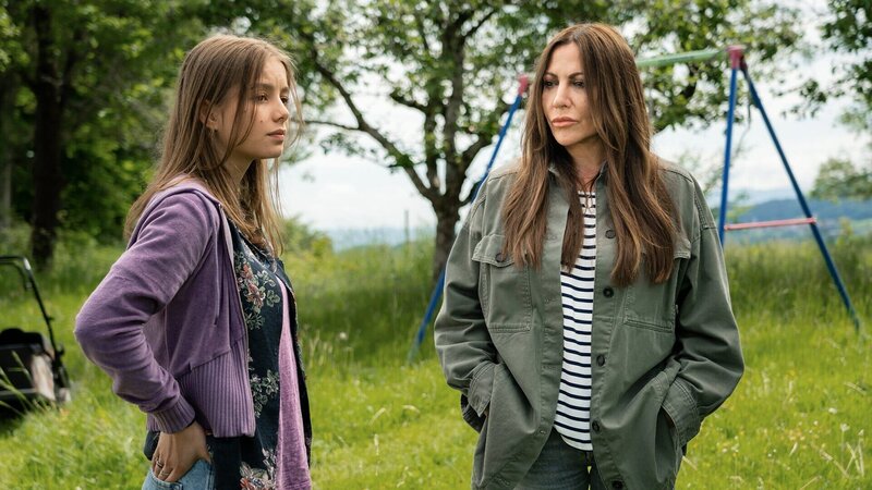 Frühling – Das Geheimnis vom Rabenkopf Katja schaut nach dem Rechten: Lisa Junick als Marlie Biller, Simone Thomalla als Katja Baumann. – Bild: SRF/​ZDF/​Arvid Uhlig