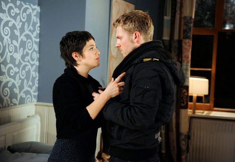 ARD ROTE ROSEN FOLGE 1486, am Freitag um 14:10 Uhr im ERSTEN. Ariane (Alexandra Horn, l.) ist sprachlos, als Robin (Niklas Osterloh, r.) plötzlich vor ihr steht und nahtlos da weitermachen will, wo sie aufgehört haben. – Bild: ARD/​Nicole Manthey