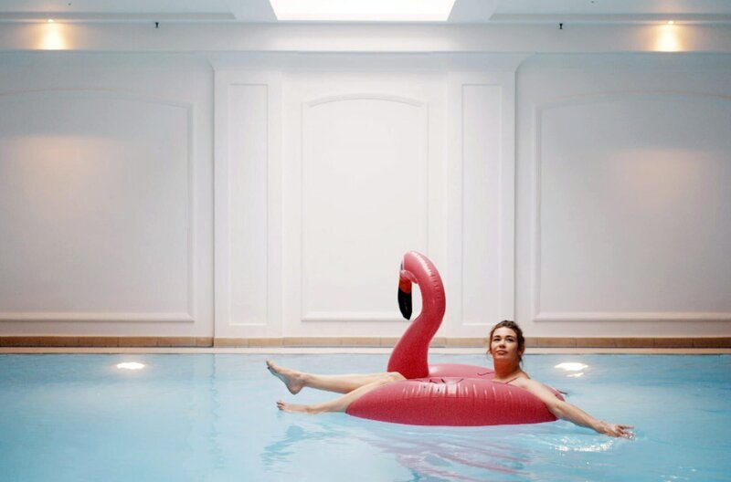 Ronja von Rönne hat Probleme, im Urlaub glücklich zu werden: Ob auf dem Campingplatz oder im Hotelpool – die Erholung will oft nicht so richtig gelingen. Wie sollte ein Urlaub gestaltet werden für maximale Entspannung und Wohlbefinden? – Bild: weltrecorder