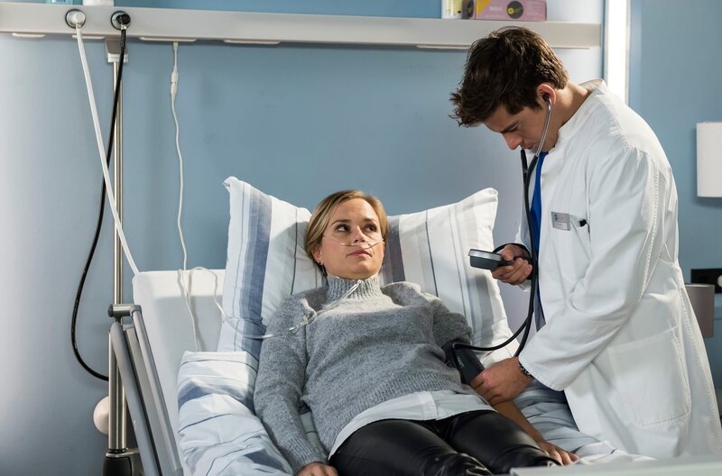 Claudia Limbach (Annett Fleischer, l.); Ben Ahlbeck (Philipp Danne, r.) – Bild: ARD/​Jens Ulrich Koch