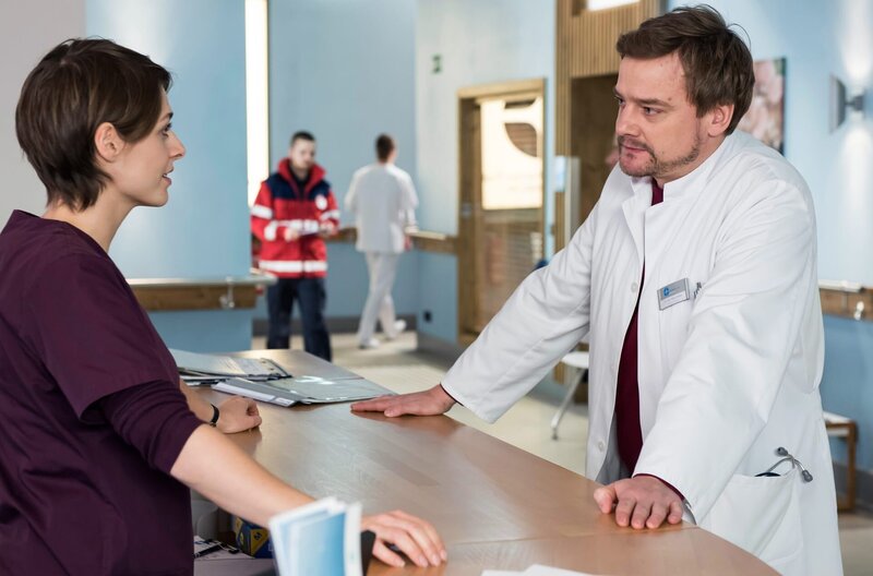 Dr. Theresa Koshka (Katharina Nesytowa, l.); Dr. Marc Lindner (Christian Beermann, r.) – Bild: ARD/​Jens Ulrich Koch
