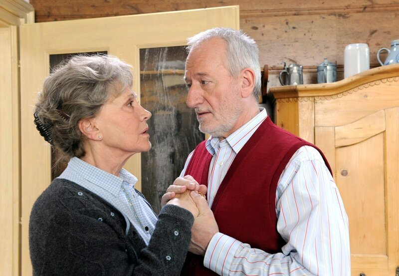 ARD STURM DER LIEBE FOLGE 1325, am Dienstag um 15:10 Uhr im ERSTEN. Hildegard (Antje Hagen, l.) versucht Alfons (Sepp Schauer, r.) die Angst vor der Hüft-OP zu nehmen. – Bild: ARD/​Ann Paur