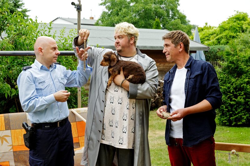 Polizist Götz Prutz (Prodromos Antoniades, l.) vermutet, dass Paschulkes Neffe David (Daniel Zillmann, M.) etwas mit dem Überfall zu tun hat, und will ihn kurzer Hand verhaften. Fritz Fuchs (Guido Hammesfahr, r.) ist da anderer Meinung. – Bild: ZDF/​Antje Dittmann