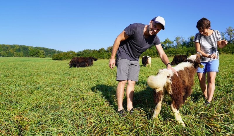 Mit der Zucht von tibetischen Yak-Rindern wollen Sigrid und Bastian Reif ihren Hof in Mittelfranken bald im Vollerwerb betreiben. Als die Herde von einer tödlichen Krankheit befallen wird, gerät das Projekt ins Wanken … – Bild: BR, isarflimmern fernsehproduktion GmbH, cutflow GmbH