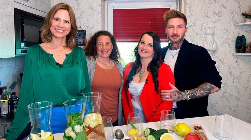 Oecotrophologin Sabrina Dürr (2.v.l.) gibt Franzi (2.v.r) und Pascal (r.) Tipps, wie sie ihrem Leitungswasser mehr Geschmack zufügen können, ohne Zuckerhaltige Sirupe zu nutzen. – Bild: SWR/​solisTV