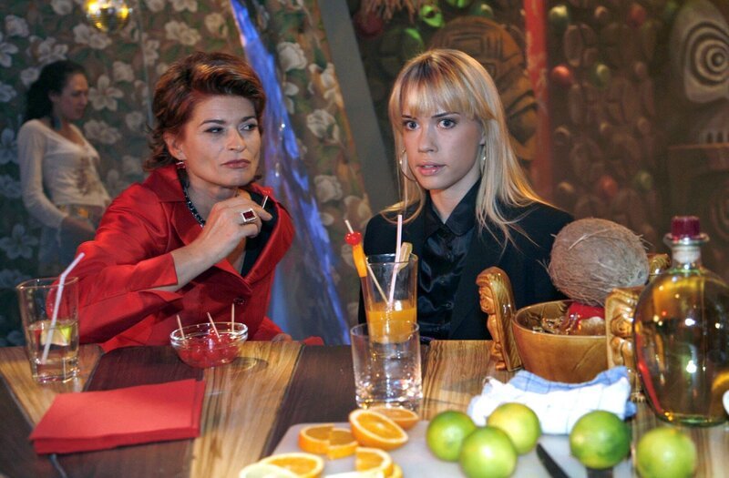 Sophie (Gabrielle Scharnitzky, l.) versucht mit viel diplomatischem Geschick Kim (Lara-Isabelle Rentinck, r.) davon zu überzeugen, sich weniger bei der Re-Fresh-Line einzumischen und mehr lukrative repräsentative Aufgaben zu übernehmen. – Bild: SAT.1 /​ Monika Schürle