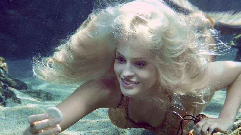 Sirena (Amy Ruffle) bei ihrer Suche nach Muscheln und Perlen. – Bild: ZDF/​Jonathan M. Shiff Prod./​Simon Christidis