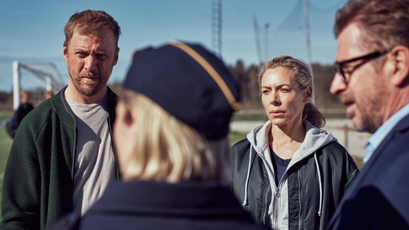 Ermittlungen am Spielfeldrand (hinter, v.li.): Erik Johansson als Sebastian Ståhl, Eva Röse als Maria Wern – Bild: SRF/​ARD Degeto/​TV4/​Warner Bros. ITVP/​Cologne Film/​Crille Haag