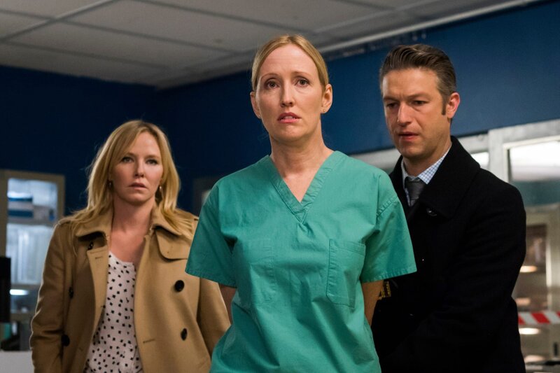 LAW & ORDER: SPECIAL VICTIMS UNIT -- „Dare“ Episode 1916 --  Pictured: (l-r) Kelli Giddish as Detective Amanda Rollins, Janel Moloney as Dr. Lorraine Franchella, Peter Scanavino as Dominick „Sonny“ Carisi -- (Photo by: Michael Parmelee/​NBC) – Bild: NBC /​ Episodic