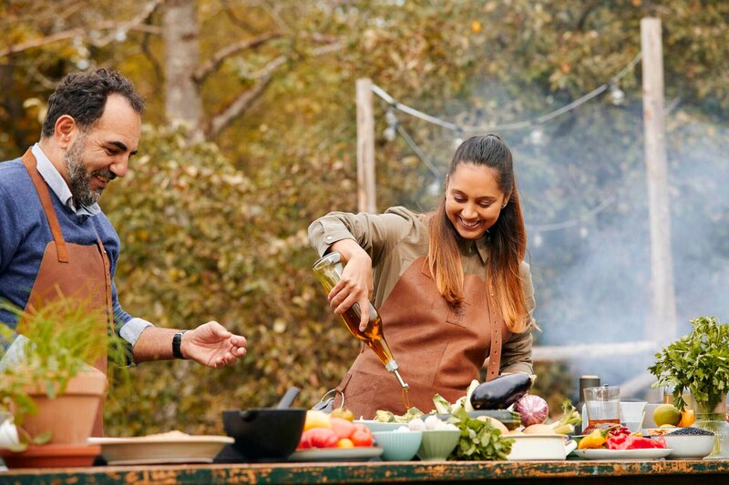 Das kann süchtig machen: Bei Ivana Sanshia Austermayer und Adnan Maral gibt es stets außergewöhnliche Grillerlebnisse. – Bild: BR/​Yalla Productions GmbH/​Marian Mok