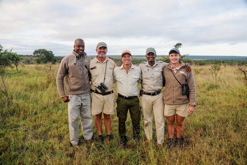 Amazing Hotels – Phinda Game Reserve, Südafrika Moderator Rob Rinder mit einigen Rangers des Phinda Private Game Reserve in Südafrika – Bild: SRF/​BBC Studios
