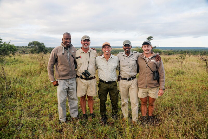 Amazing Hotels – Phinda Game Reserve, Südafrika Moderator Rob Rinder mit einigen Rangers des Phinda Private Game Reserve in Südafrika – Bild: SRF/​BBC Studios