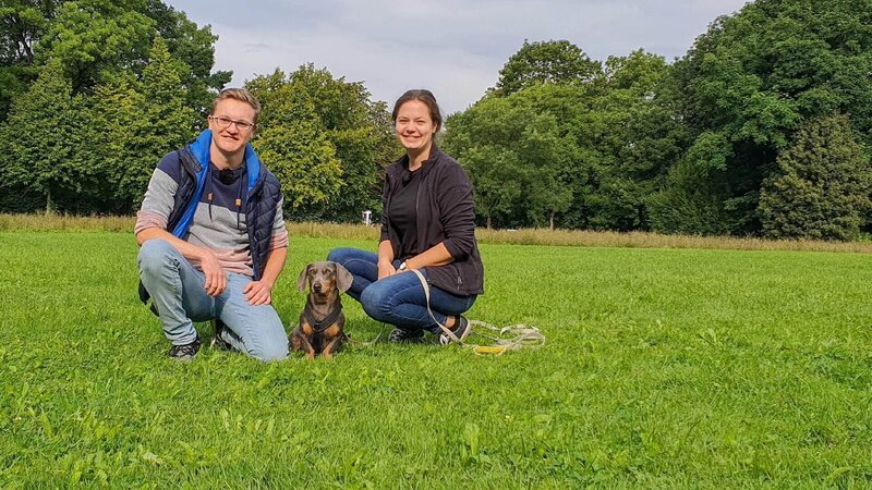 Denisa und Nico mit Dackel Snoopy – Bild: RTL /​ Mina Tv