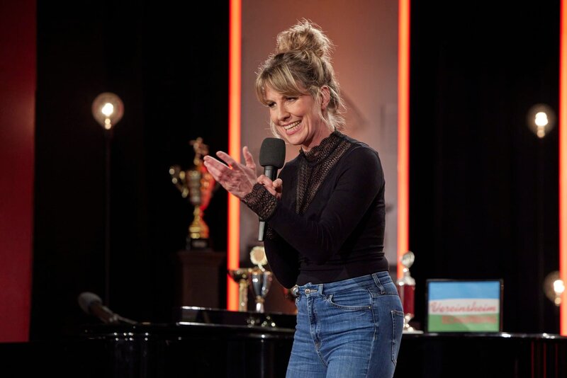 Von links: Marco Tschirpke, Ahne, Nora Boeckler und Sebastian Fritz.; Ein wahres Verwandlungstalent ist Nora Boeckler. In ihren Parodien schafft sie es, nahtlos von einer Person zur nächsten zu switchen und dadurch alltägliche Absurditäten ans Licht zu bringen. – Bild: BR/​Martina Bogdahn