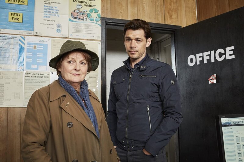 Vera Stanhope (Brenda Blethyn, l.); Aiden Healy (Kenny Doughty, r.) – Bild: ITV Studios