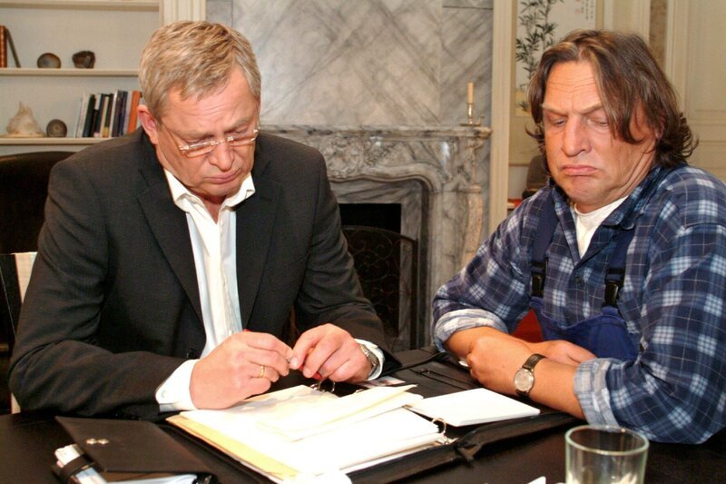 Friedrich (Wilhelm Manske, l.) ist fassungslos, als er Lauras Scheidungsantrag in der Post vorfindet. Dabei wollte er doch gerade mit Bernds (Volker Herold, r.) Unterstützung einen Liebesbrief an seine Frau abschicken. – Bild: SAT.1 /​ Monika Schürle