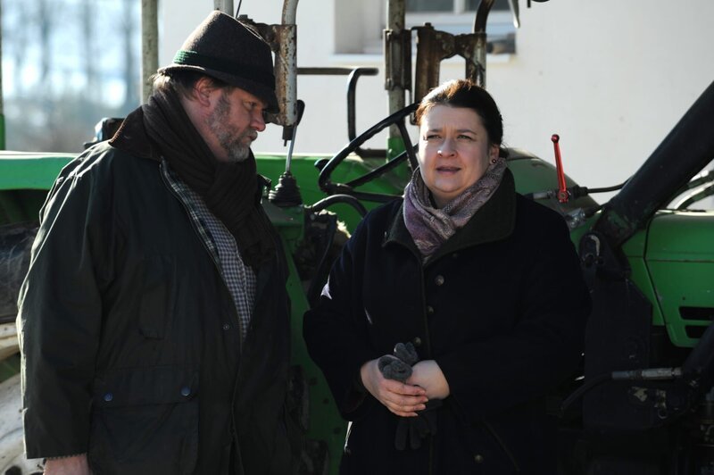 Moni versucht Stadlbauer ihren Hof schmackhaft zu machen. Von links: Benedikt Stadlbauer (Andreas Geiss) und Monika (Christine Reimer). – Bild: BR/​Marco Orlando Pichler