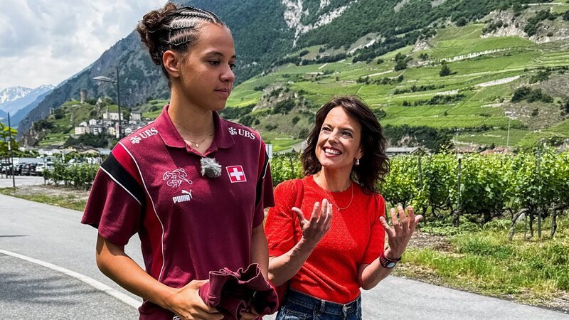 Mona Betsch (r.) beim Trainingsbesuch: Ausnahmetalent Iman Beney – am Abend Länderspiel und am nächsten Morgen Lehrabschlussprüfung. – Bild: SRF